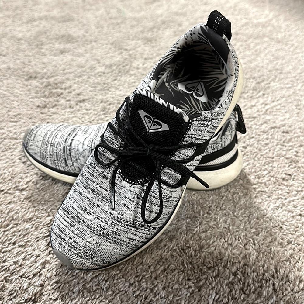 Roxy Runners Size 7 black and white stretchy